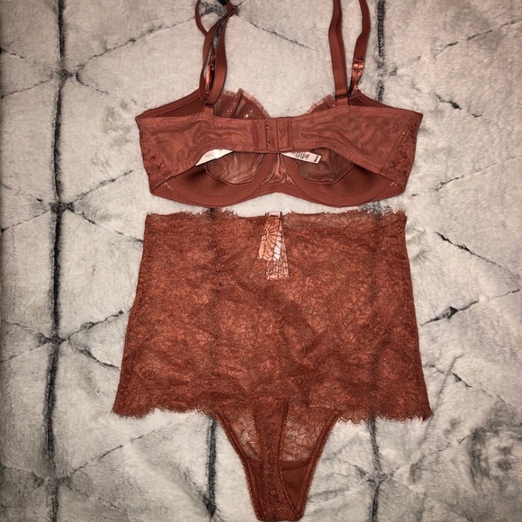 Victoria’s Secret Bra 32DD & Pantie Small Set - Picture 2 of 3